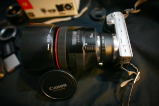 Grazie all'adapter per Canon è possibile montare ottiche EF ed EF-S. (Naturalmente l'85 non è compreso nel prezzo :P)